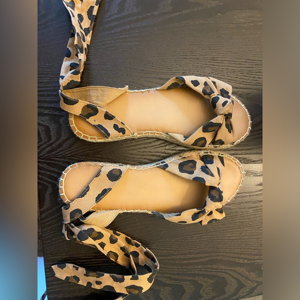 Old Navy leopard print woven sandal with ankle wrap Size 9